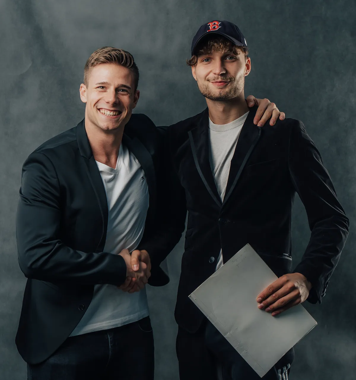 Tomasz Magierowski z&nbsp;Hubertus F.C. podaje rękę podczas spotkania w&nbsp;studiu